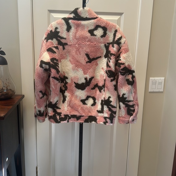 APPARIS women’s Theresa Camo Faux Shearling Jacket Pink - Picture 8 of 16